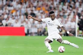 C罗在沙特联赛首秀中上演绝杀，以一记精彩倒钩射门击败对手，助力利雅得胜利领跑积分榜。